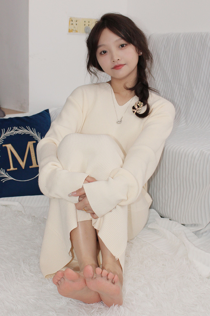 W243-连衣长裙、灰色丝袜、高跟凉鞋、裸足