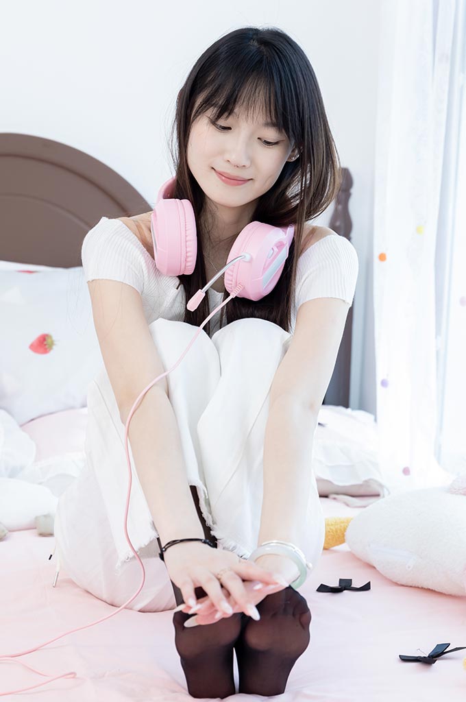 W350-帆布鞋、白棉袜、薄黑丝